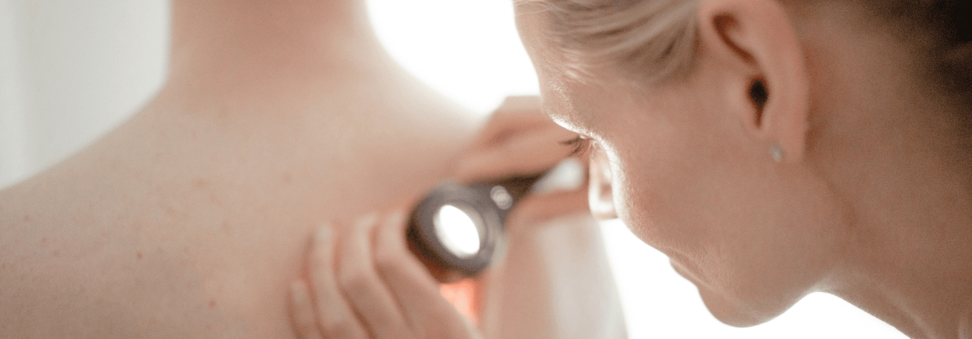 Privatpraxis für Dermatologie und Ästhetik - Haut & Herzlich 1 Hausärztin Dr. Elisabeth Stammler bei einer Untersuchung der Haut in Ihrer Praxis in Regensburg